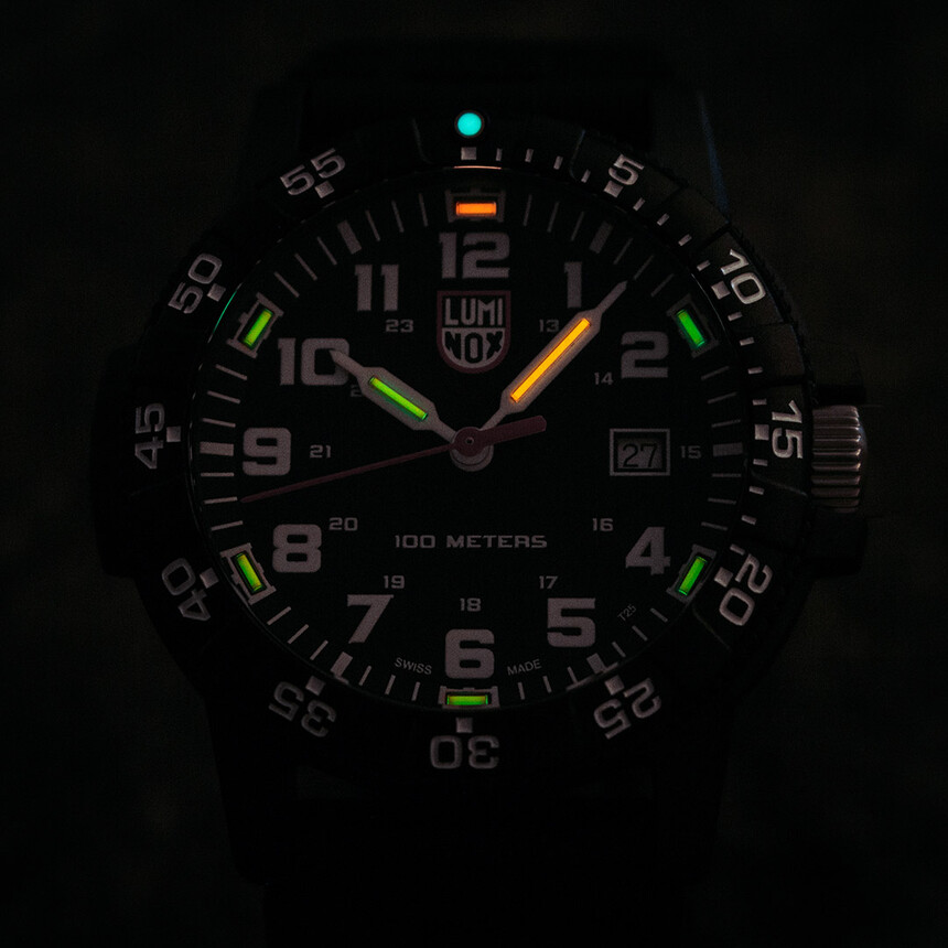 Typický příklad radioluminiscence na hodinkách Luminox.
