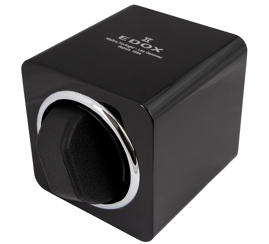 Součástí balení je i natahovač na hodinky Edox.