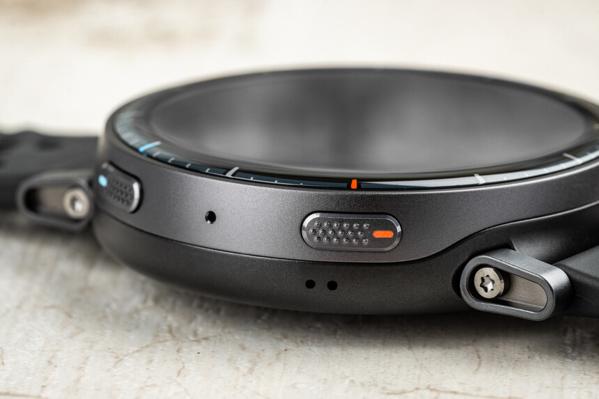 The buttons have a light knurled texture, which makes them easier to operate.