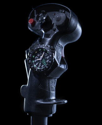 Luminox Air XA.6442.H.SET F-117 x Skunk Works | Hodinky-365.com