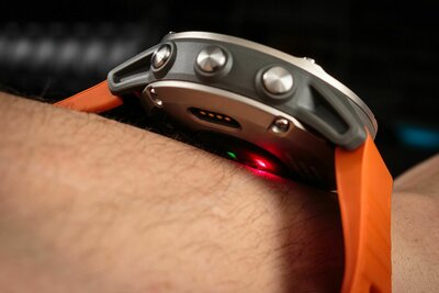 Garmin Fenix 6 PRO Sapphire, Titanium/Orange Band (MAP/Music)